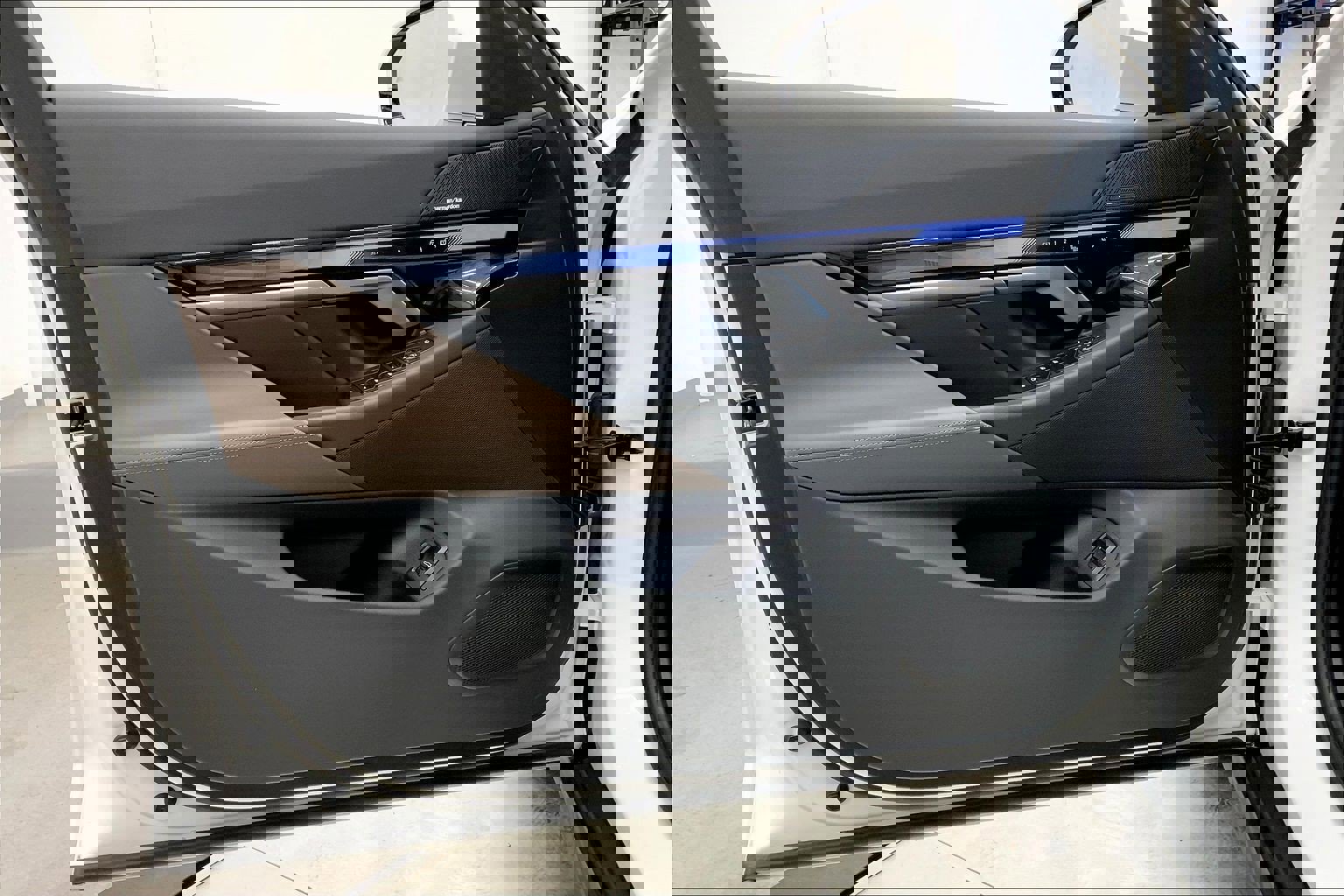 Used 2025 BMW i5 xDrive40 w/ Premium Package image 26