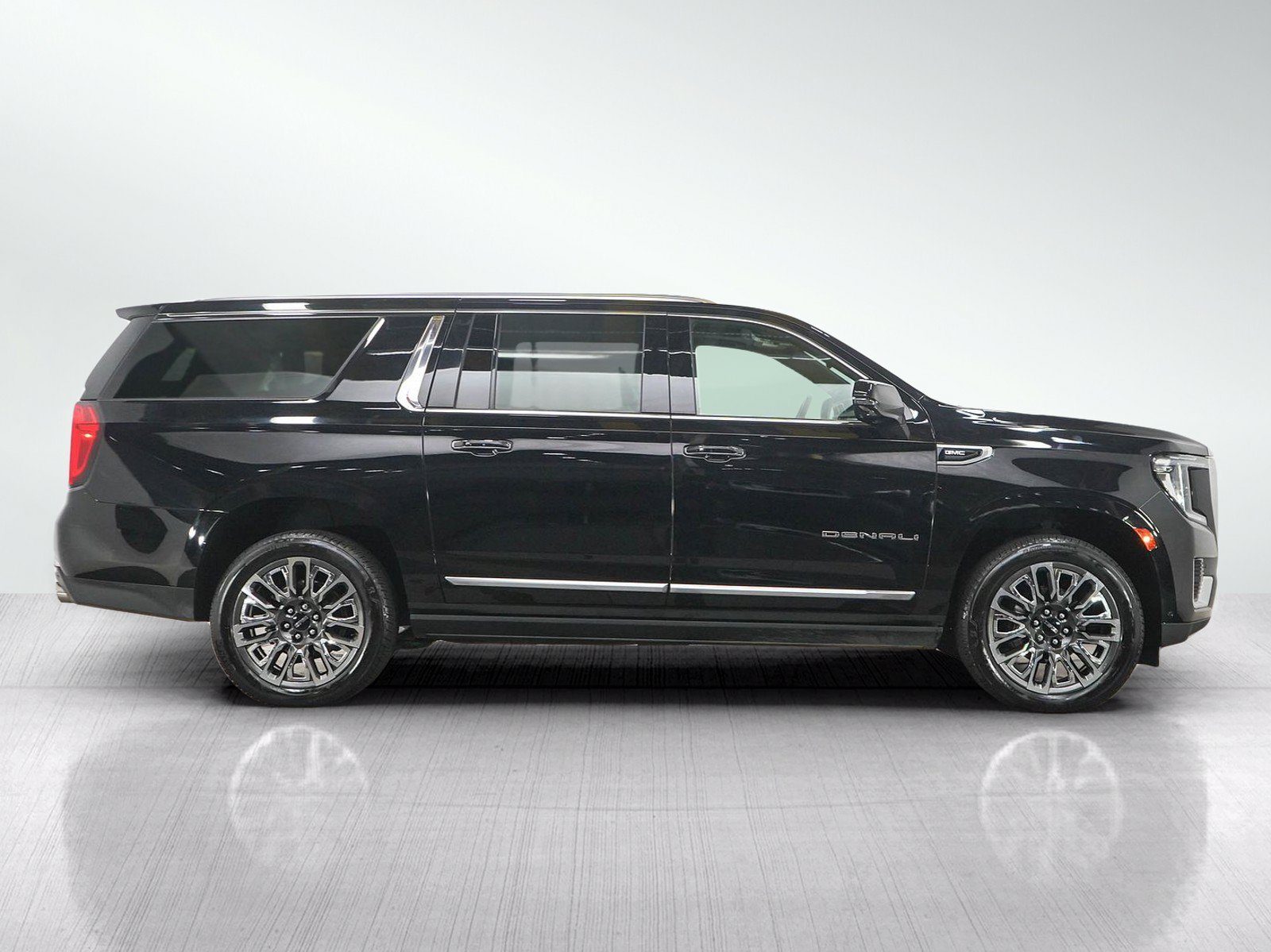 Used 2023 GMC Yukon XL Denali w/ Advanced Technology Package AWD/4WD image 6