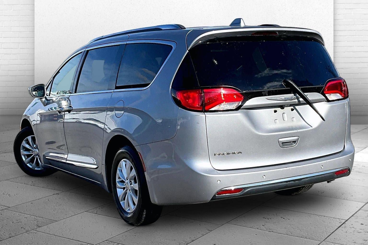 Used 2018 Chrysler Pacifica Touring-L FWD image 4