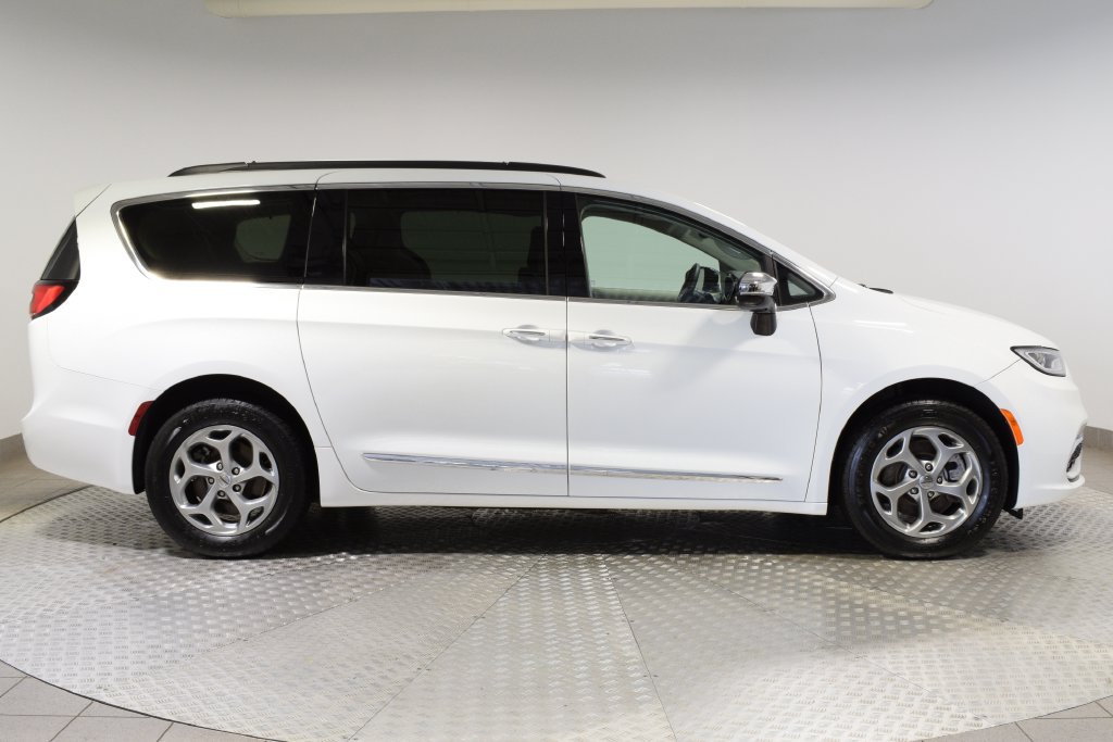 Used 2023 Chrysler Pacifica Limited AWD/4WD image 2