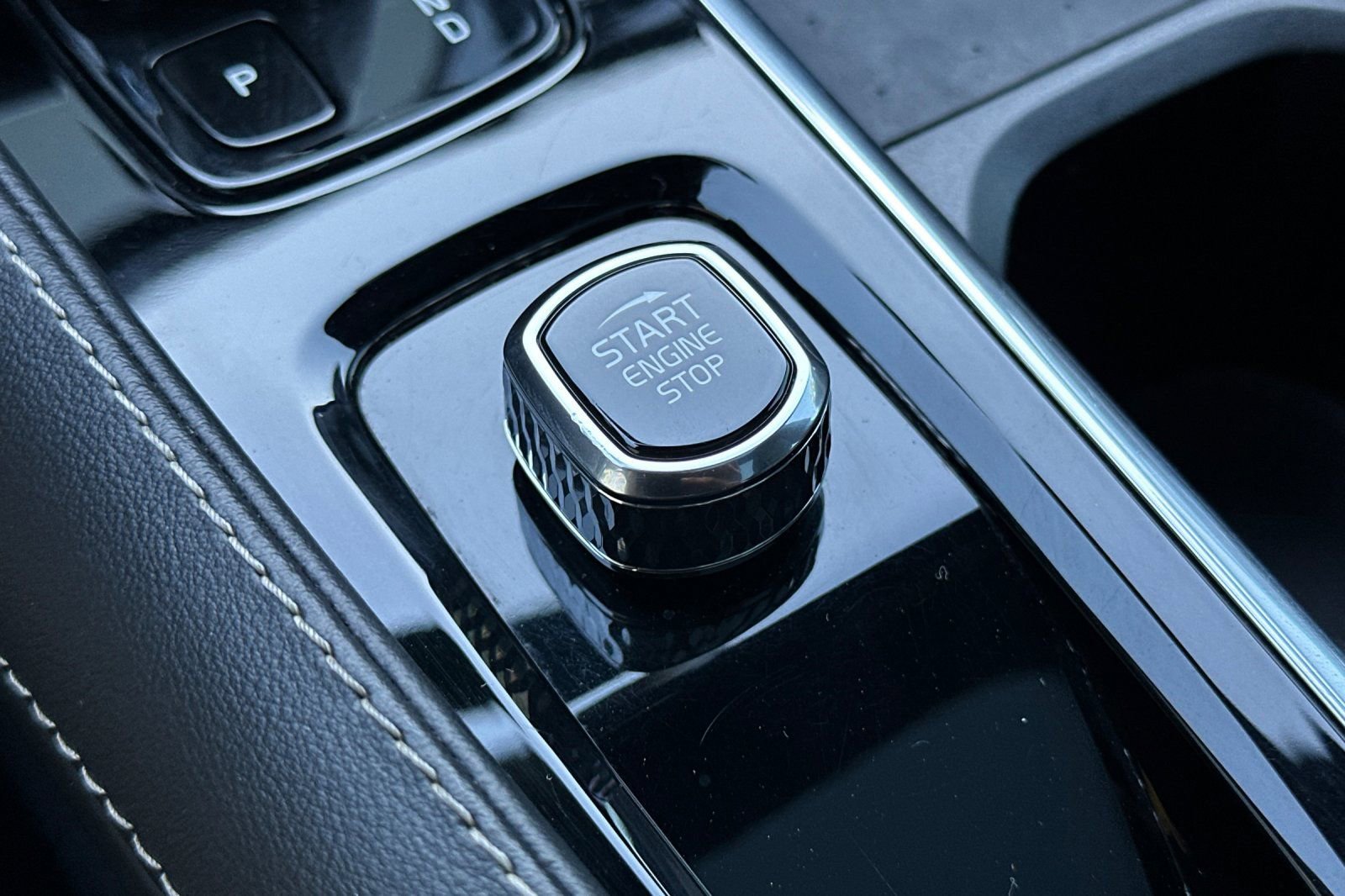 Used 2022 Volvo XC90 T8 R-Design w/ Advanced Package image 24