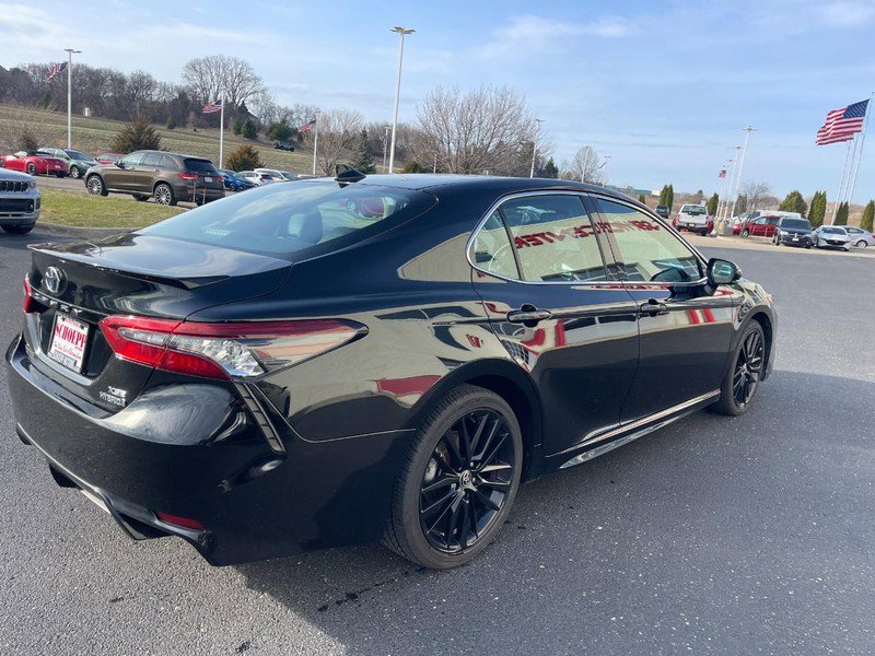 Used 2022 Toyota Camry XSE FWD image 3