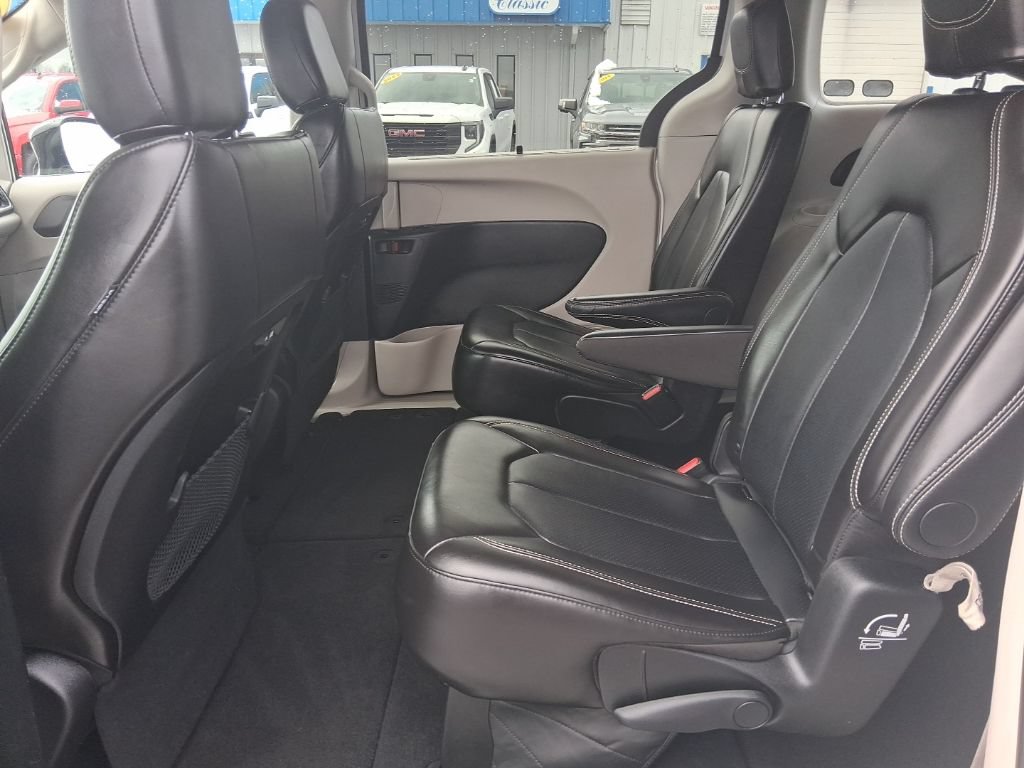 Used 2024 Chrysler Pacifica Touring-L FWD image 18