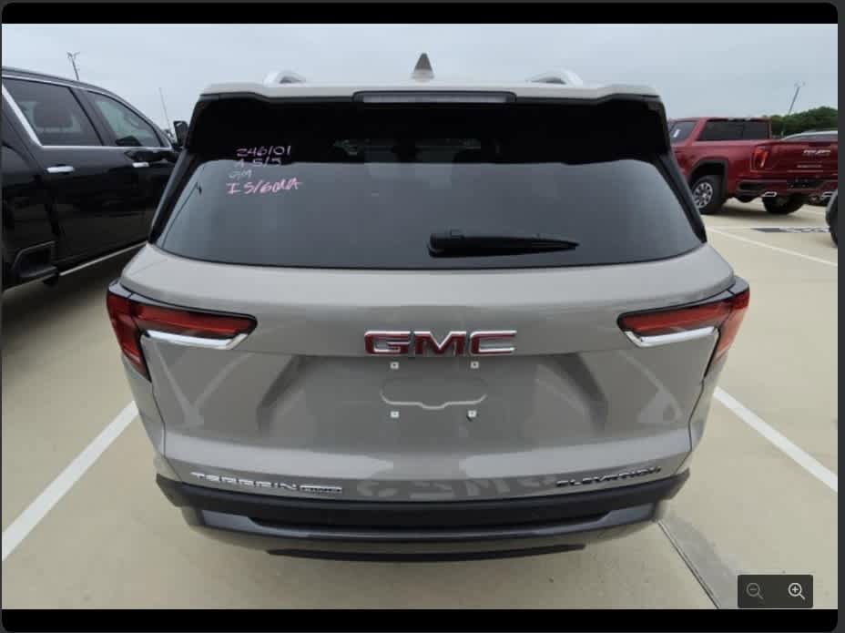 Used 2025 GMC Terrain Elevation w/ Elevation Premium Package AWD/4WD image 9
