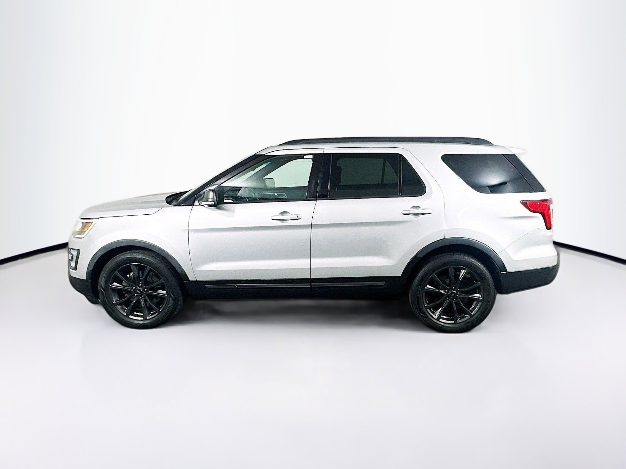 Used 2017 Ford Explorer XLT w/ Equipment Group 202A image 4