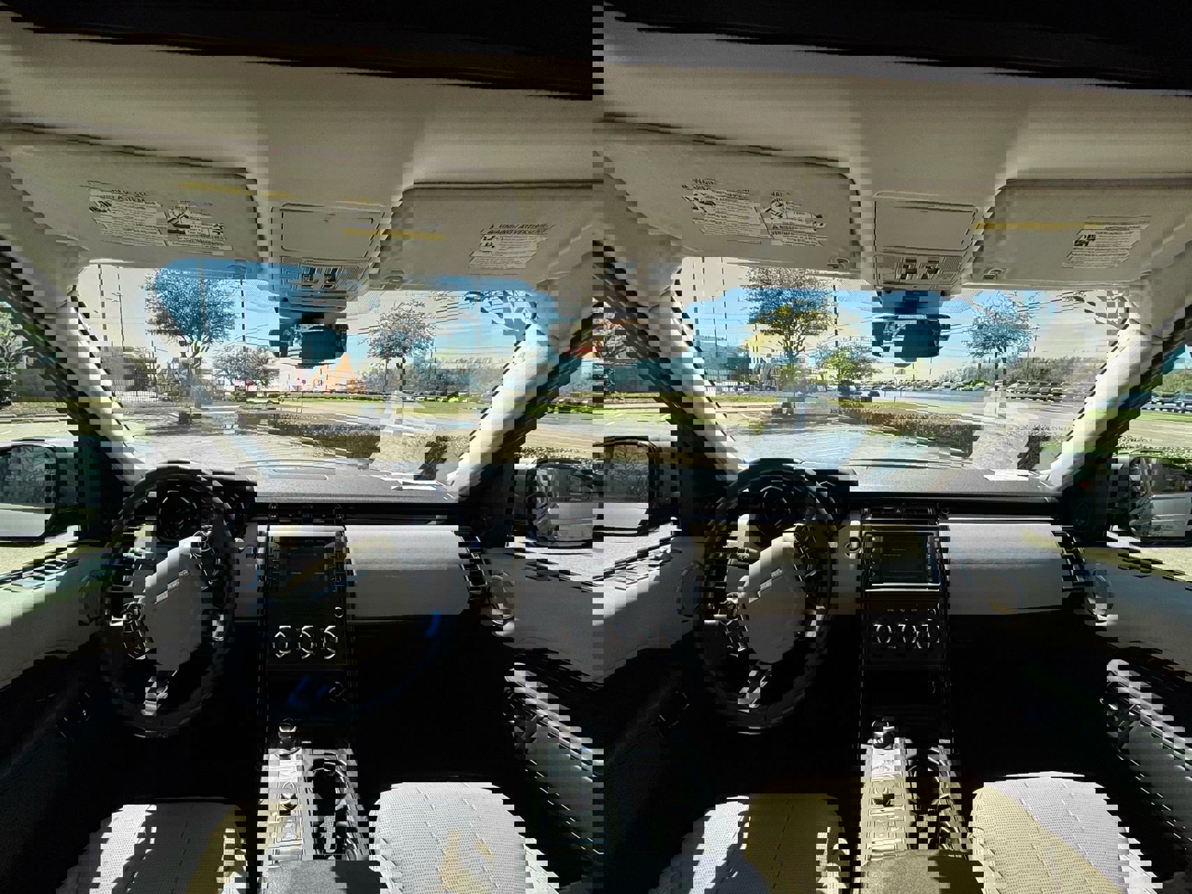 Used 2017 Land Rover Discovery SE image 22