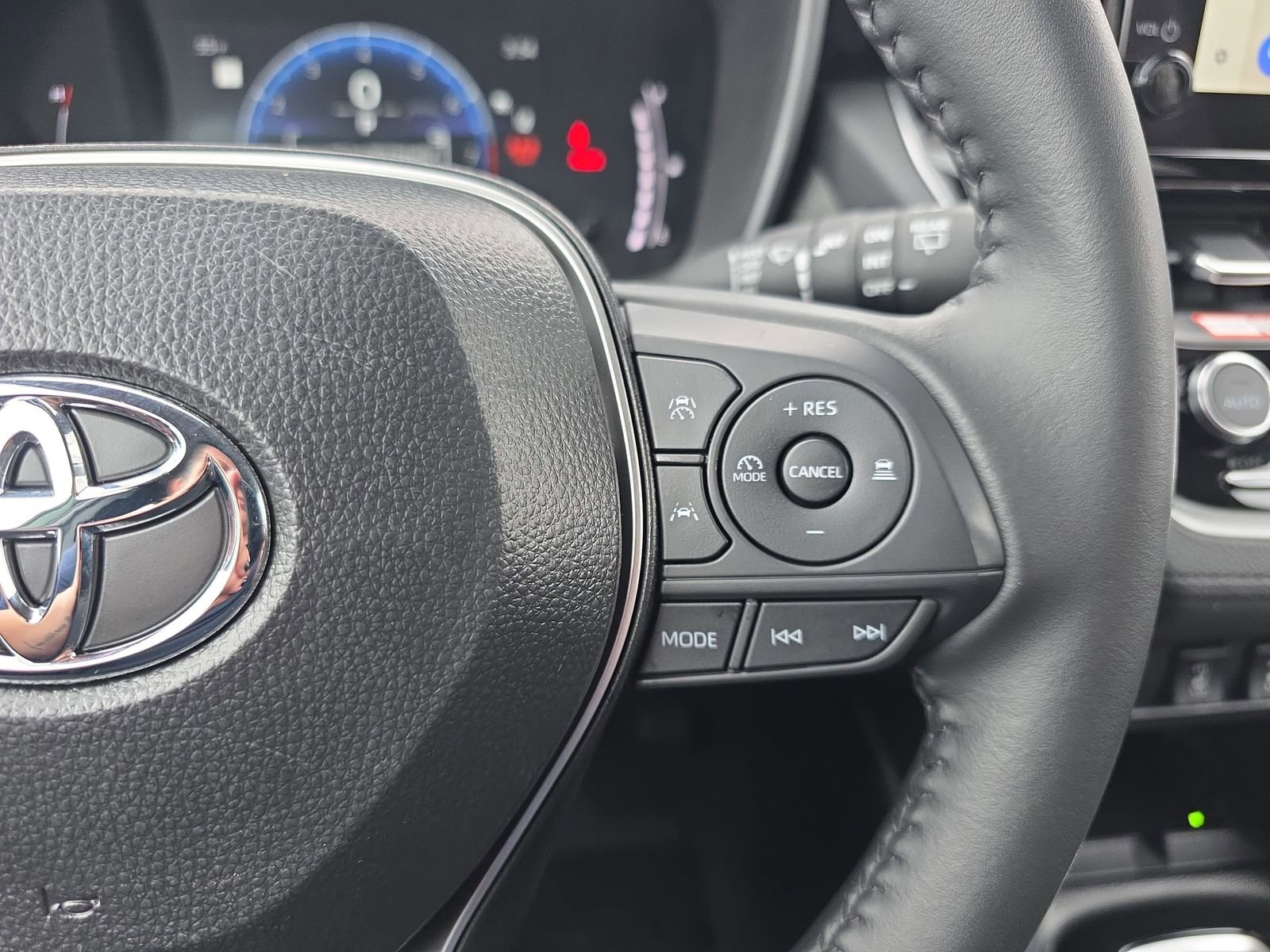 Used 2025 Toyota Corolla Cross XLE w/ Convenience Package image 18