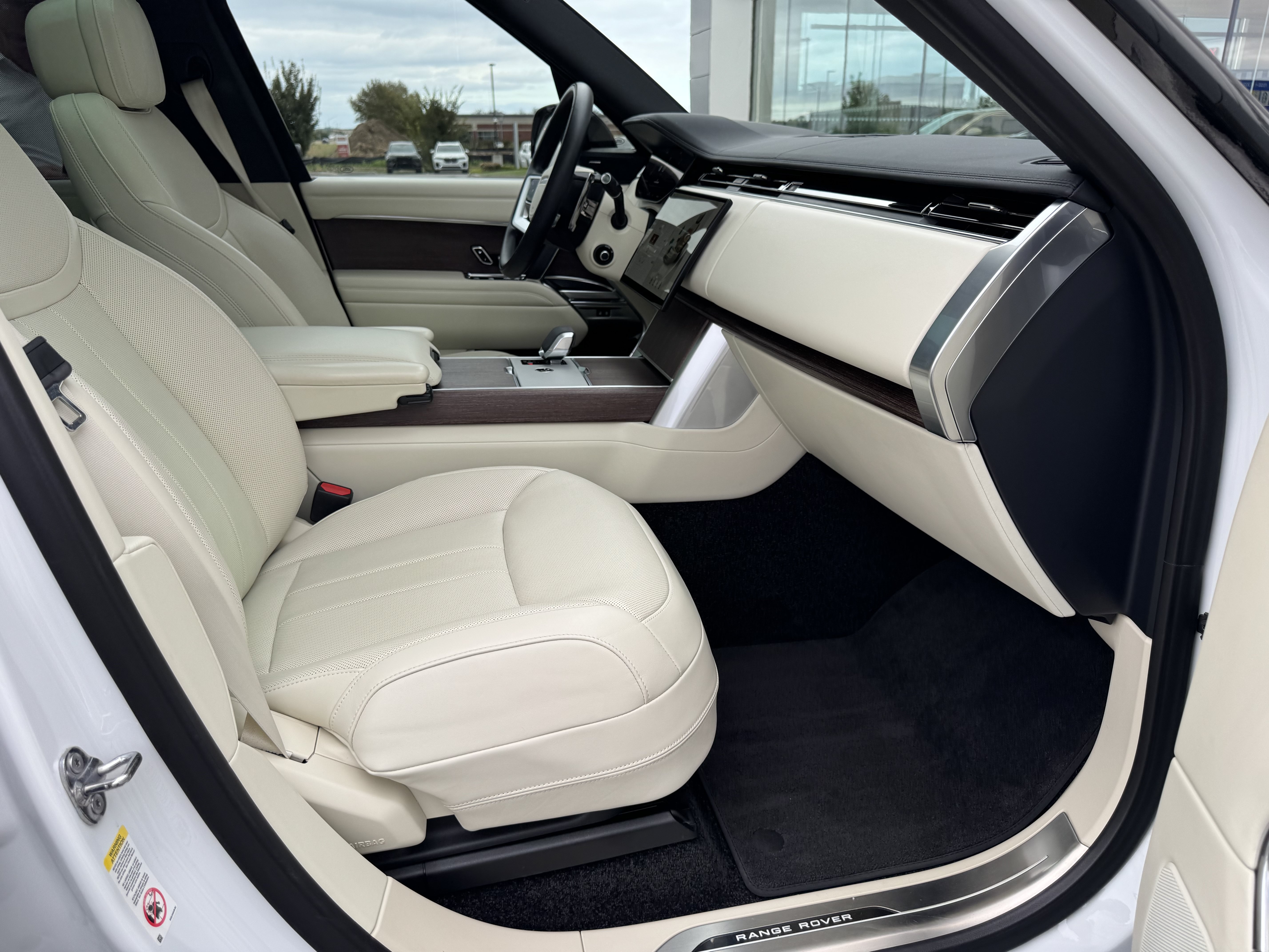 Certified 2025 Land Rover Range Rover SE AWD/4WD image 3