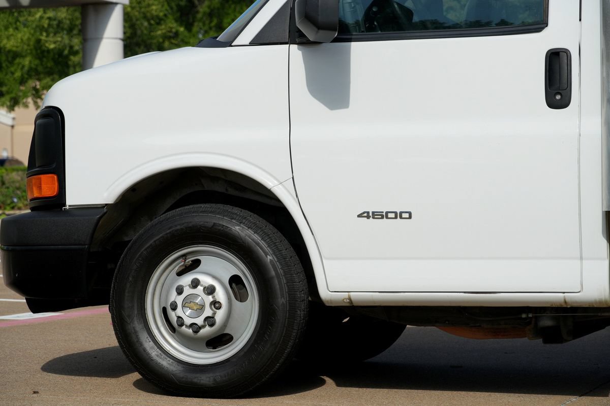 Used 2015 Chevrolet Express 4500 RWD image 25