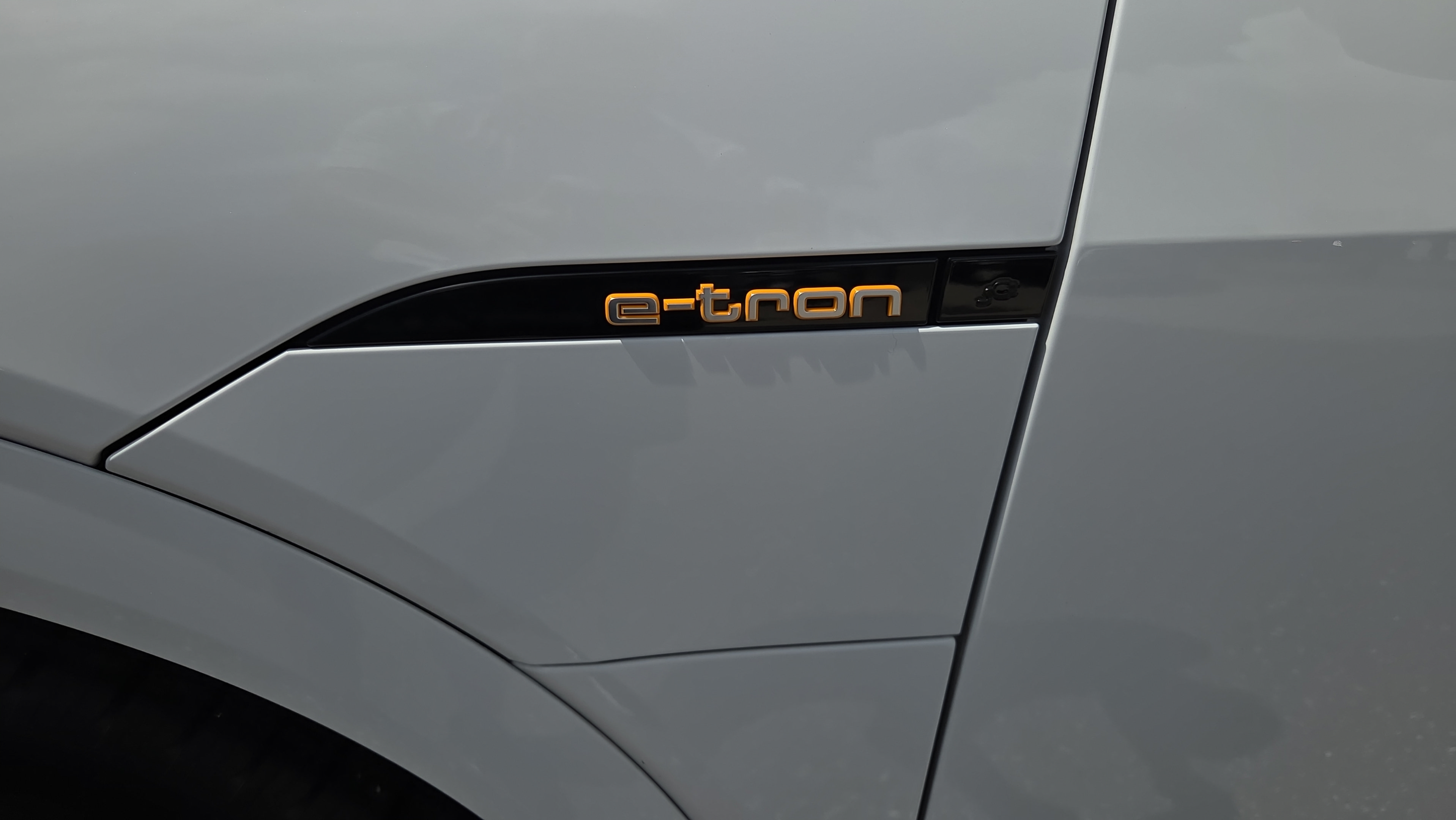 Used 2022 Audi e-tron Premium Plus w/ Premium Plus Package AWD/4WD image 32