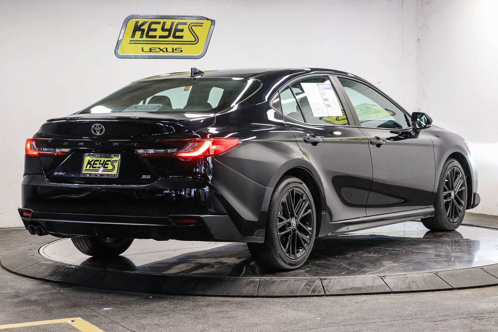 Used 2026 Toyota Camry SE FWD image 4
