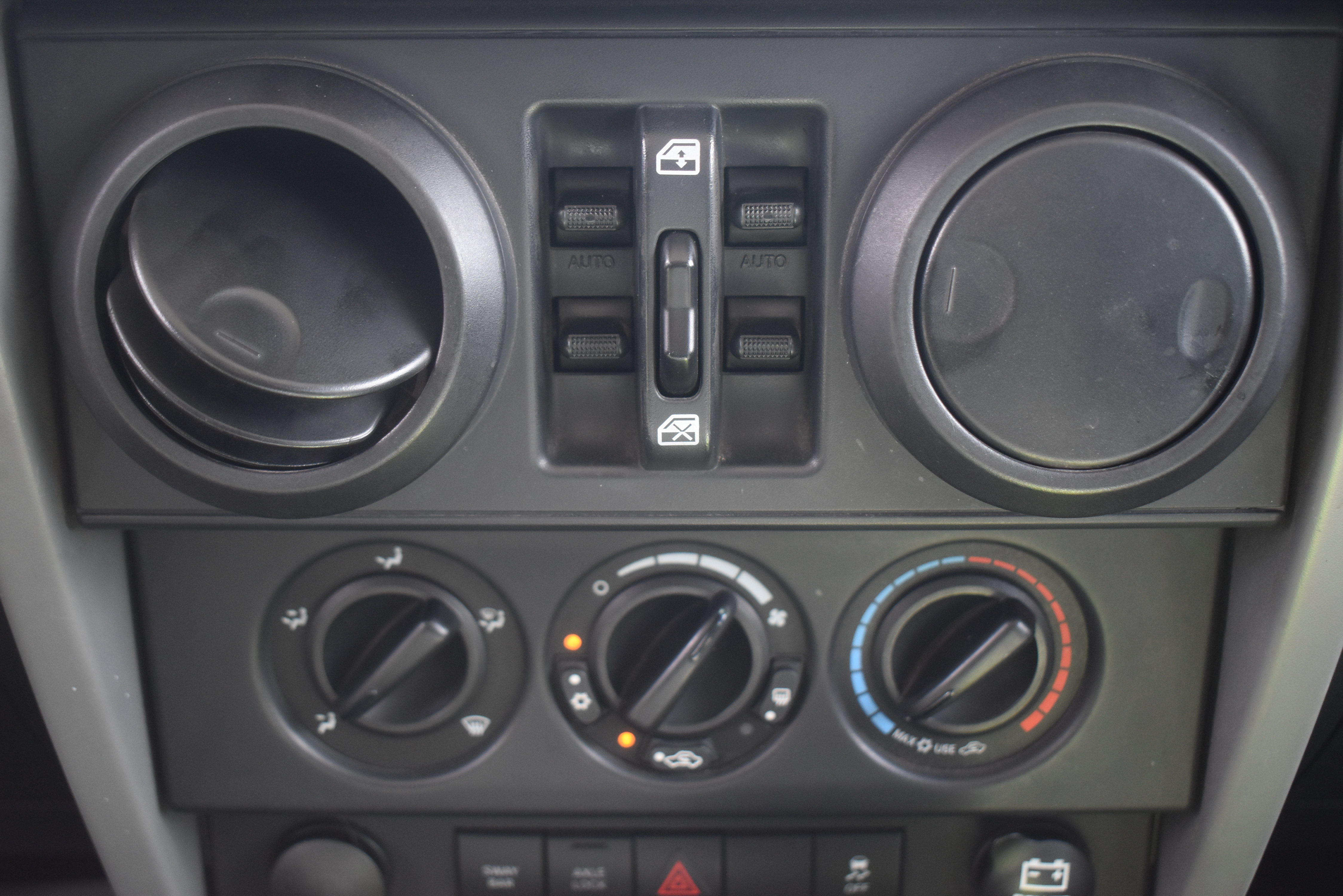 Used 2010 Jeep Wrangler Unlimited Rubicon AWD/4WD image 26
