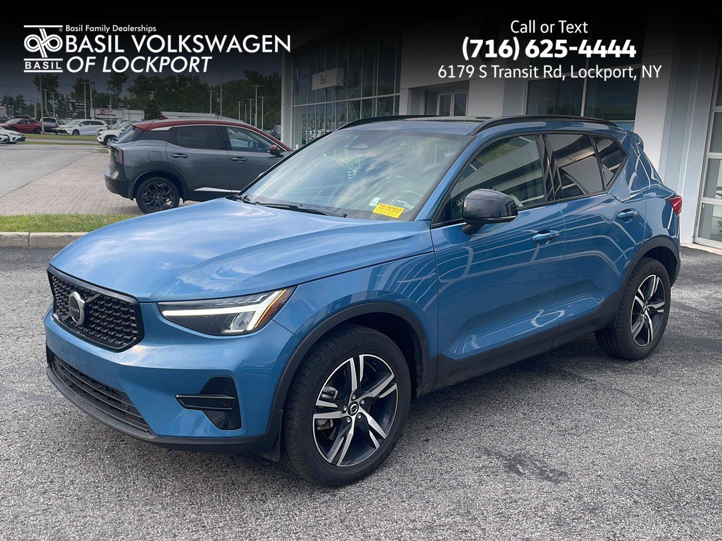 Used 2024 Volvo XC40 B5 Core AWD/4WD image 1