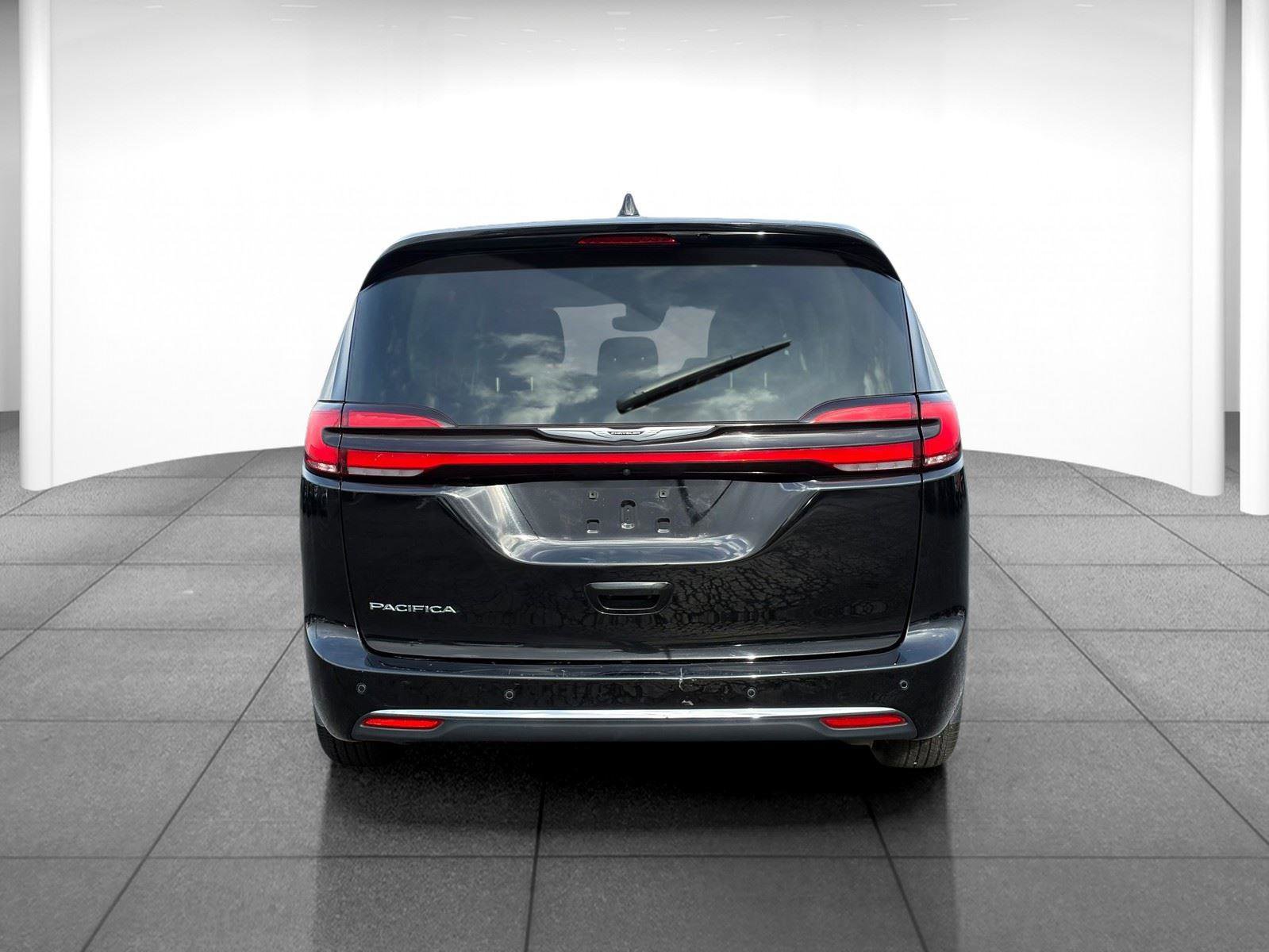 Used 2024 Chrysler Pacifica Touring-L FWD image 6