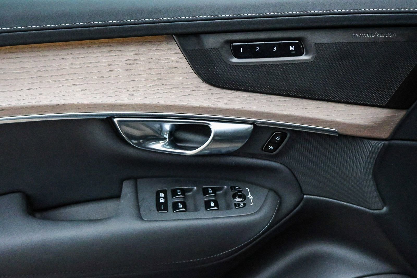 Used 2025 Volvo XC90 B6 Plus w/ Protection Package Premier image 32