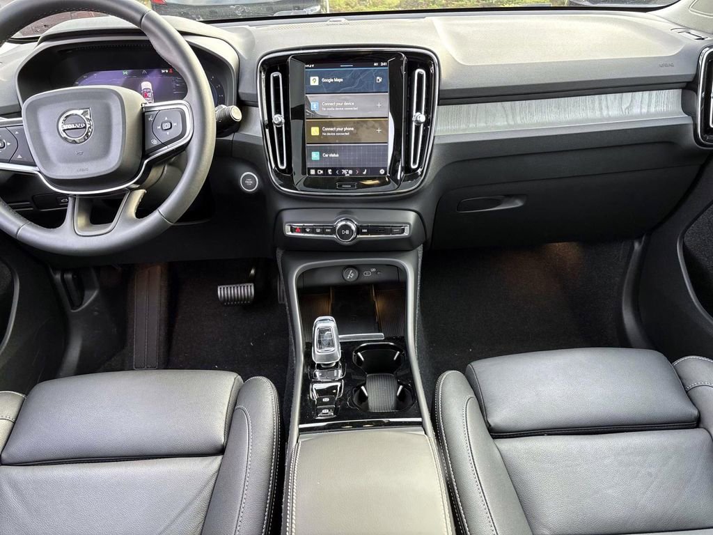 Certified 2025 Volvo XC40 B5 Plus w/ Protection Package Premier image 30