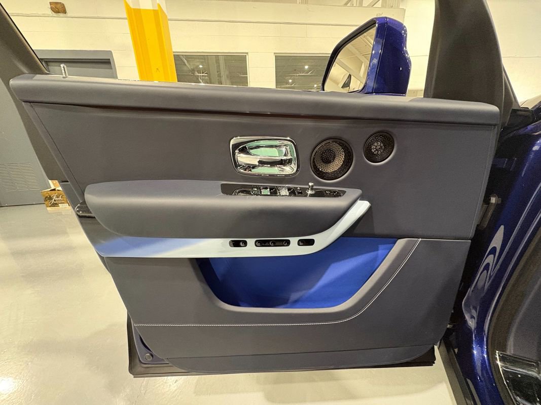 Used 2024 Rolls-Royce Cullinan Black Badge w/ Leather Finishing Pack image 33