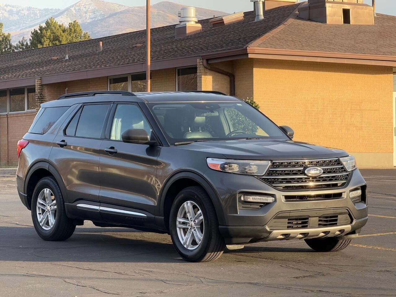 Used 2020 Ford Explorer XLT w/ Equipment Group 202A AWD/4WD image 3