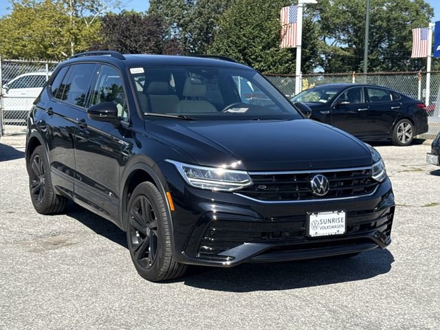 Used 2024 Volkswagen Tiguan SE R-Line image 2