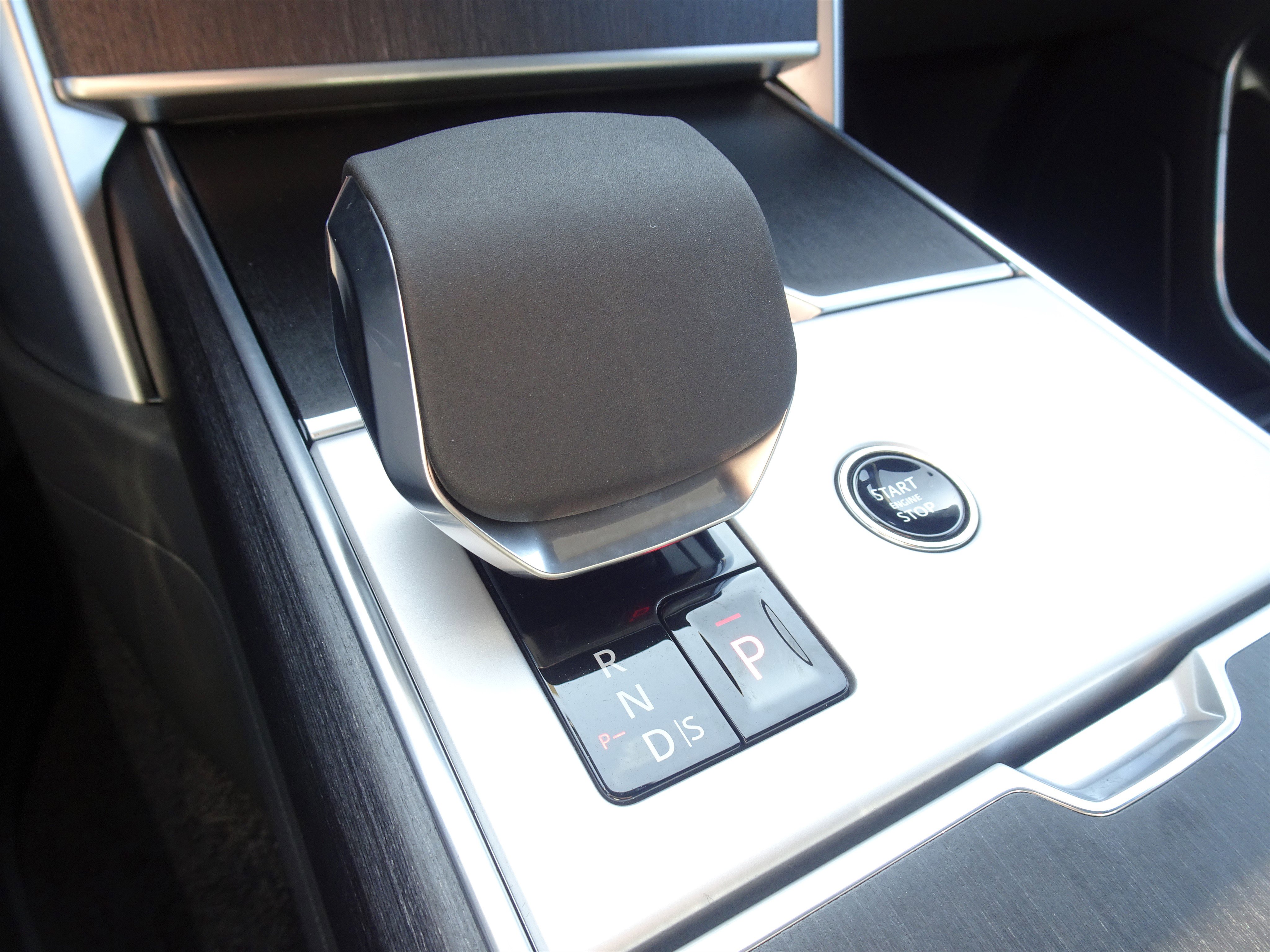 Certified 2025 Land Rover Range Rover SE image 29