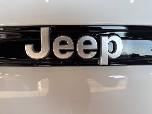 New 2025 Jeep Grand Cherokee Limited w/ Luxury Tech Group II image 42
