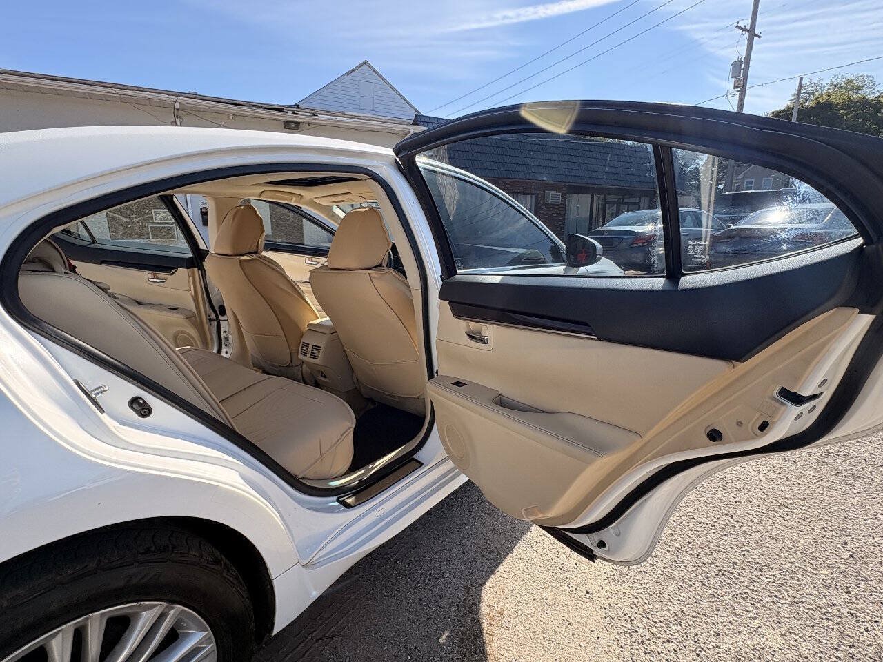 Used 2014 Lexus ES 350 w/ Luxury Package FWD image 18
