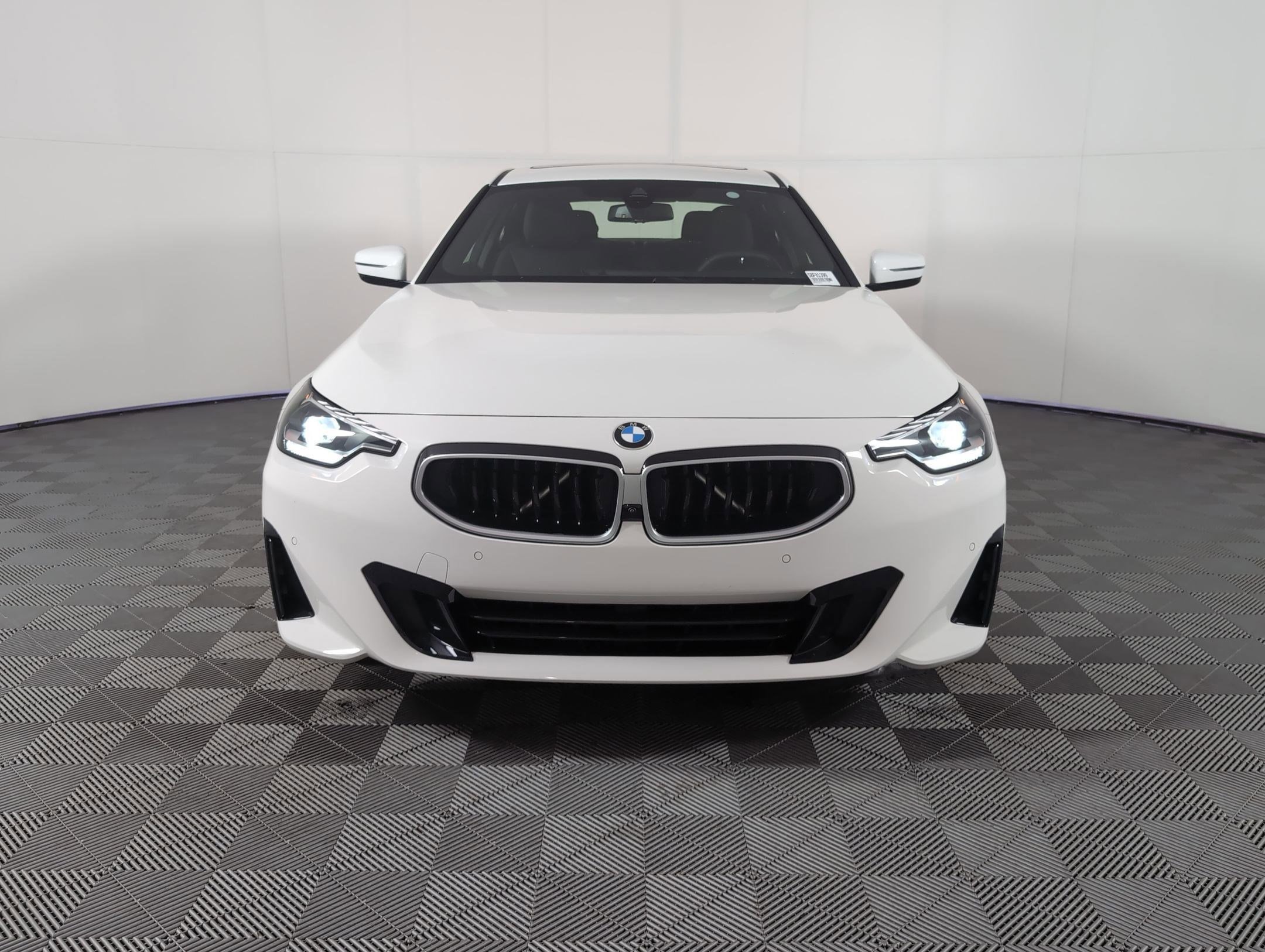 Used 2025 BMW 230i Coupe w/ Convenience Package image 5