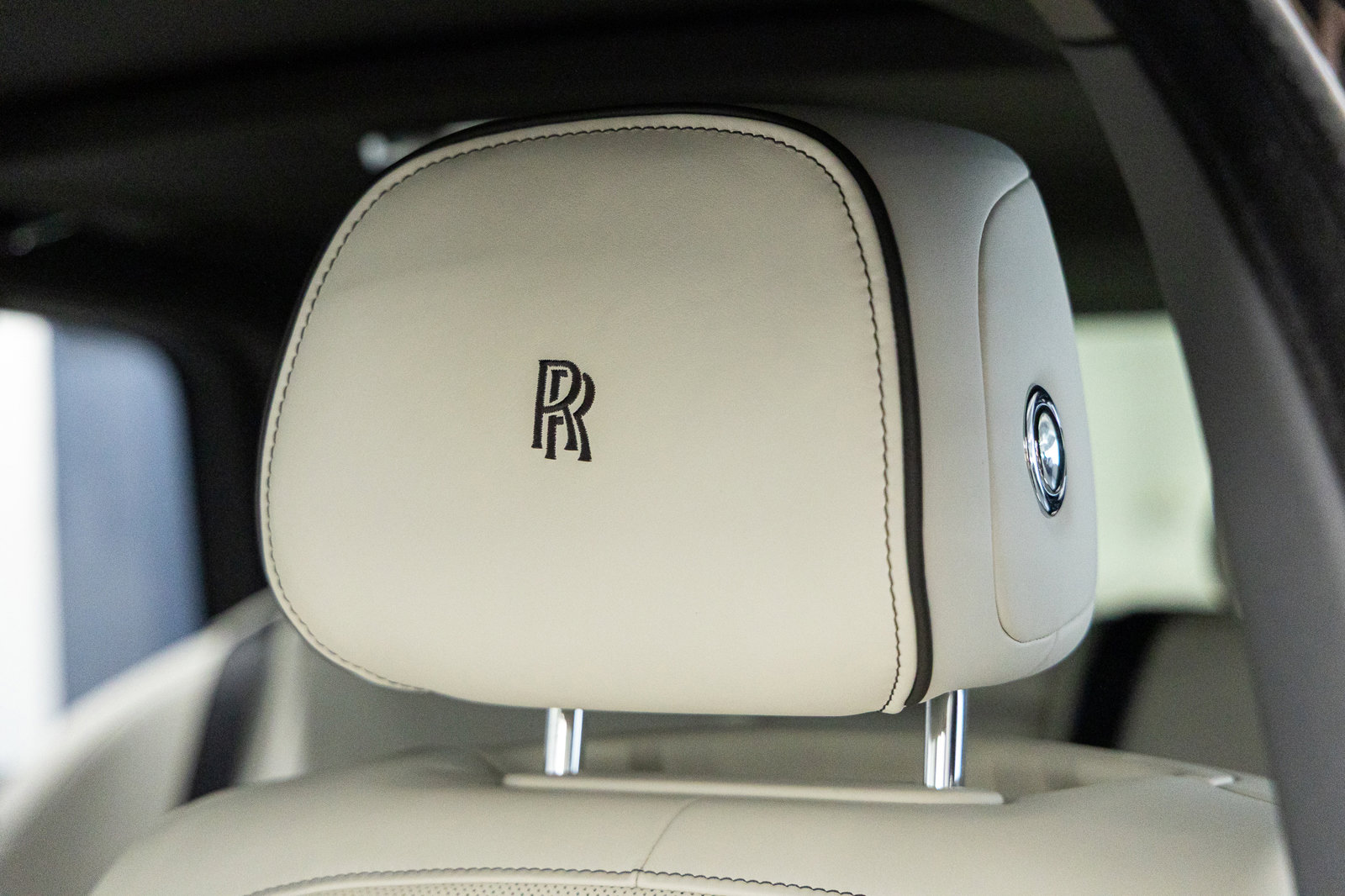 Certified 2023 Rolls-Royce Cullinan w/ Cullinan Package image 31