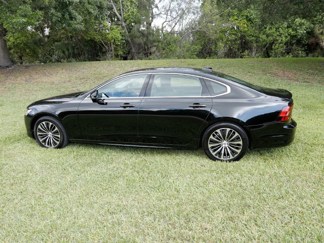 Used 2022 Volvo S90 B6 Momentum image 4