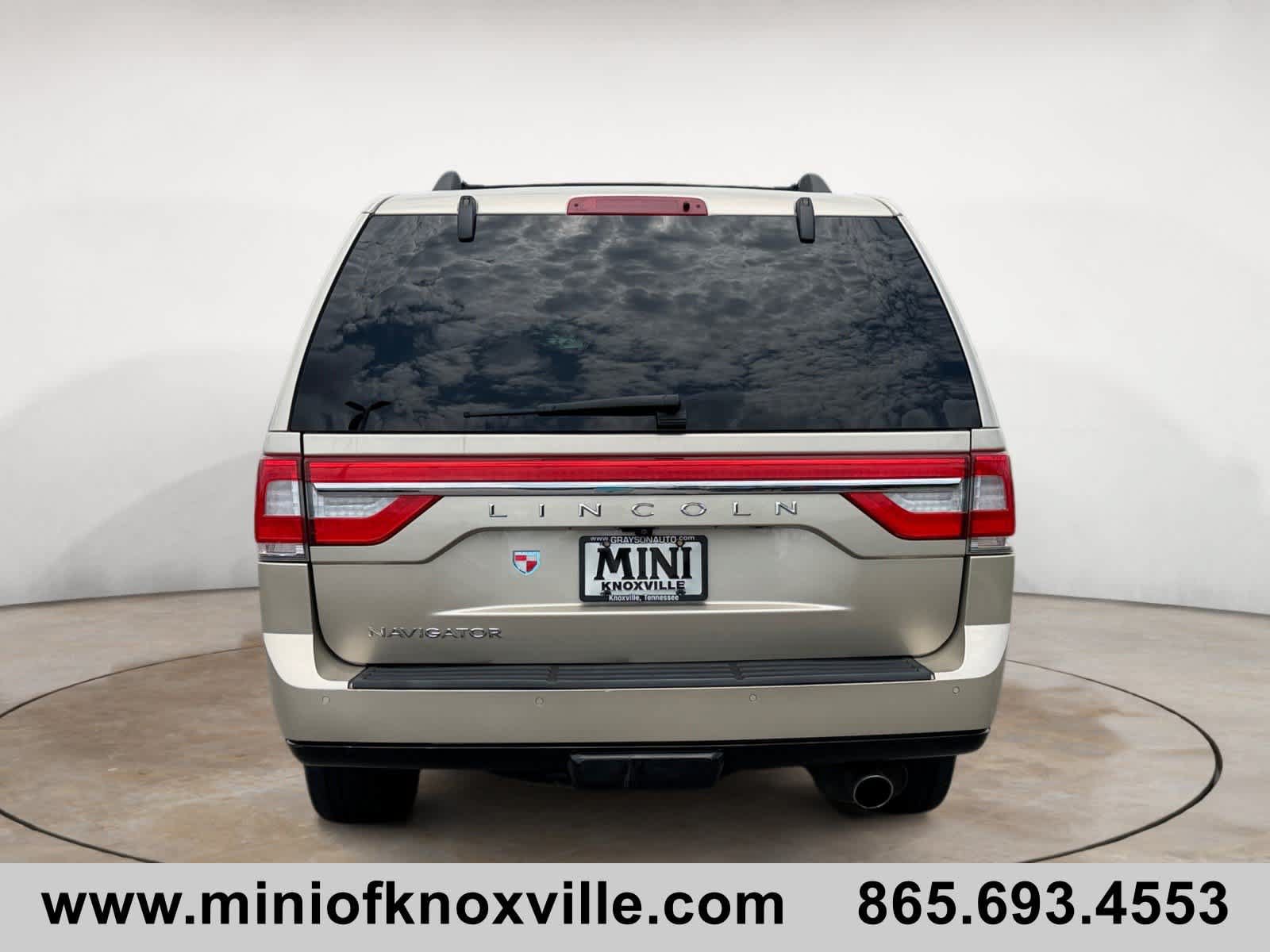 Used 2017 Lincoln Navigator Reserve AWD/4WD image 4