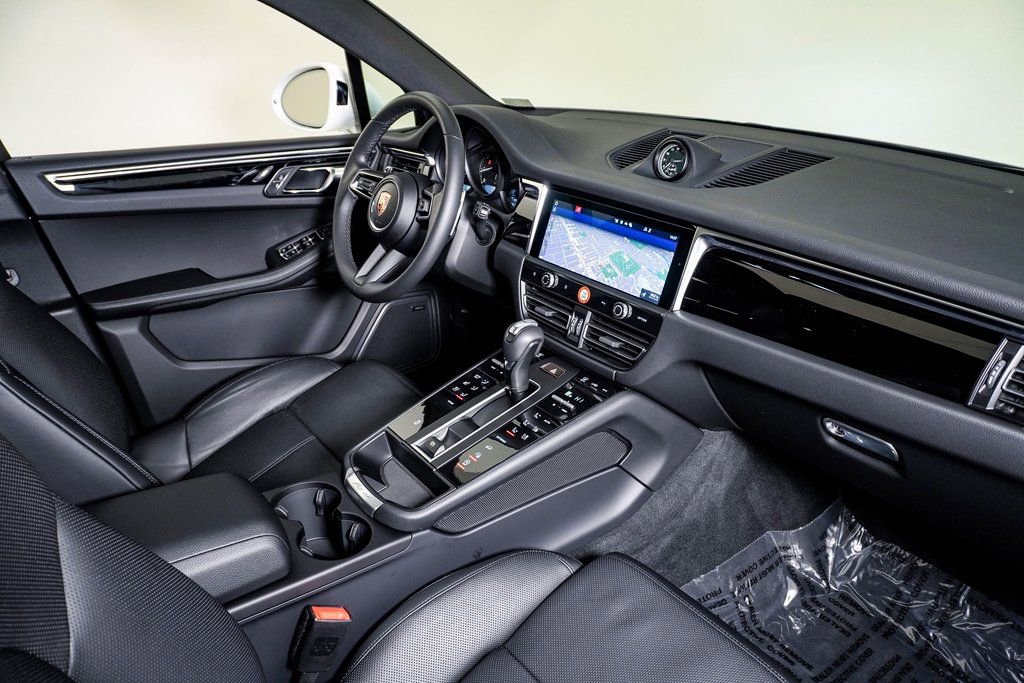 Certified 2025 Porsche Macan AWD/4WD image 13