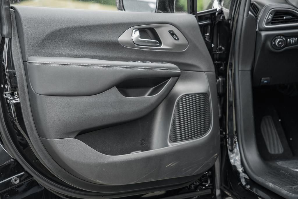 New 2025 Chrysler Pacifica Select FWD image 31