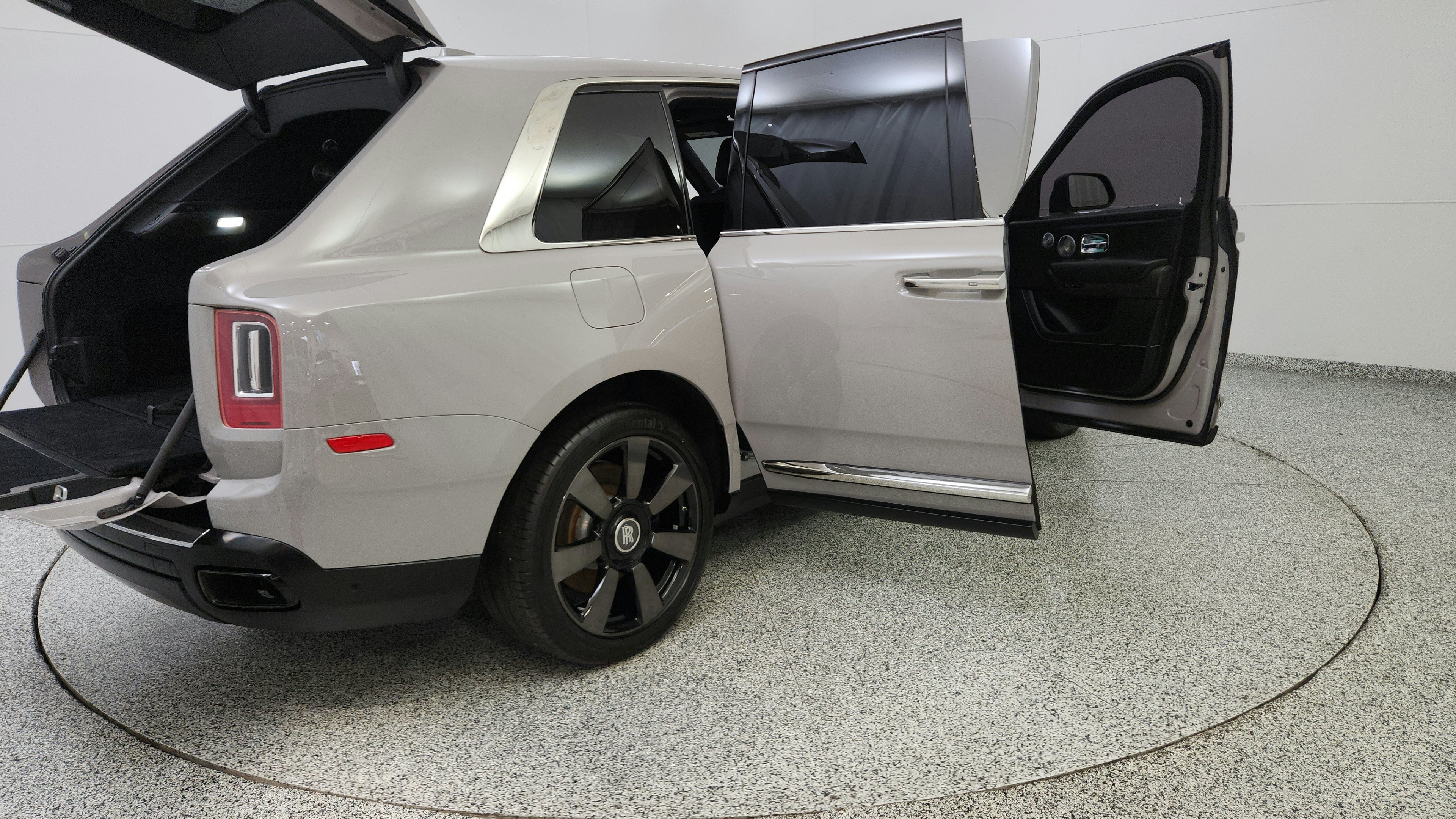 Used 2021 Rolls-Royce Cullinan AWD/4WD image 12