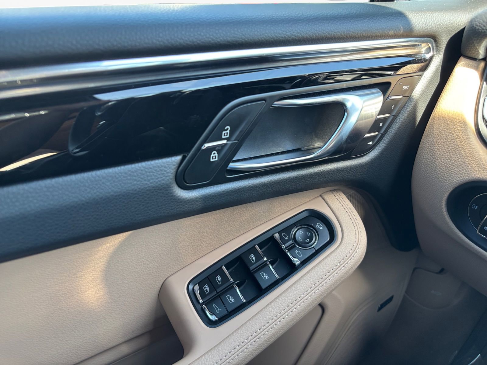 Used 2026 Porsche Macan AWD/4WD image 11