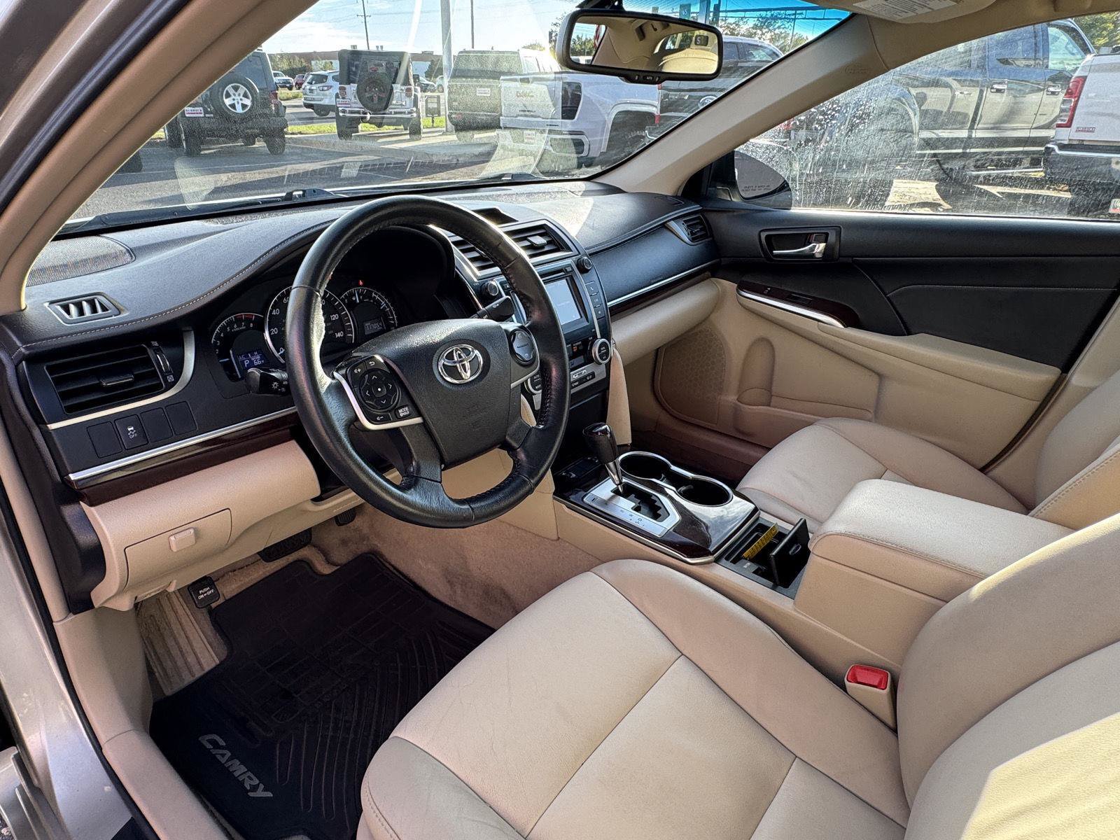 Used 2014 Toyota Camry XLE w/ Leather Package FWD image 16