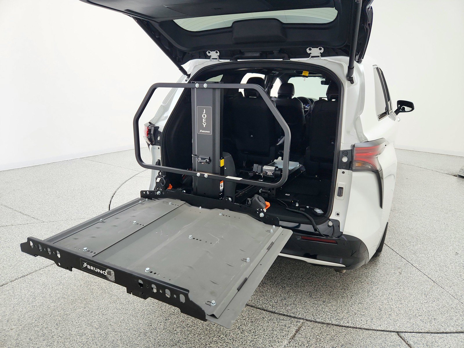 Used 2025 Toyota Sienna Limited FWD image 33
