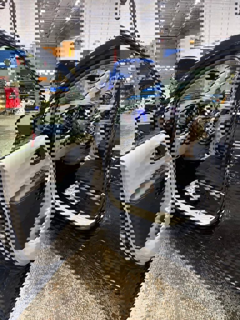 Used 2024 Chrysler Voyager LX image 11