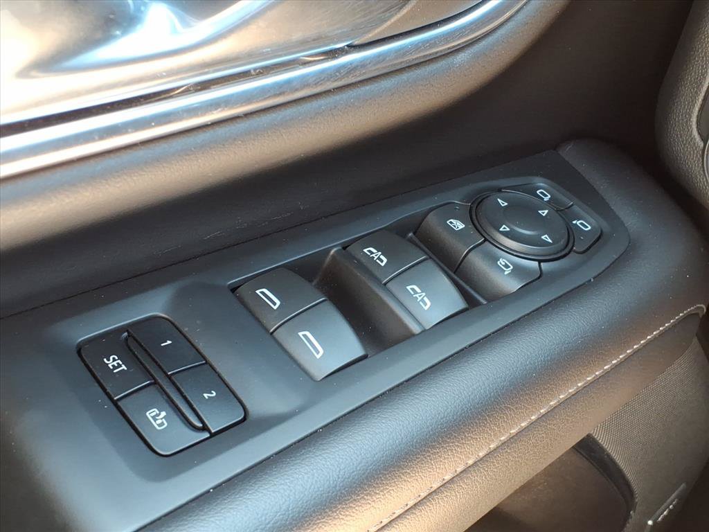 Used 2021 Chevrolet Tahoe Z71 w/ Luxury Package AWD/4WD image 15