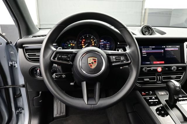 Certified 2025 Porsche Macan AWD/4WD image 8