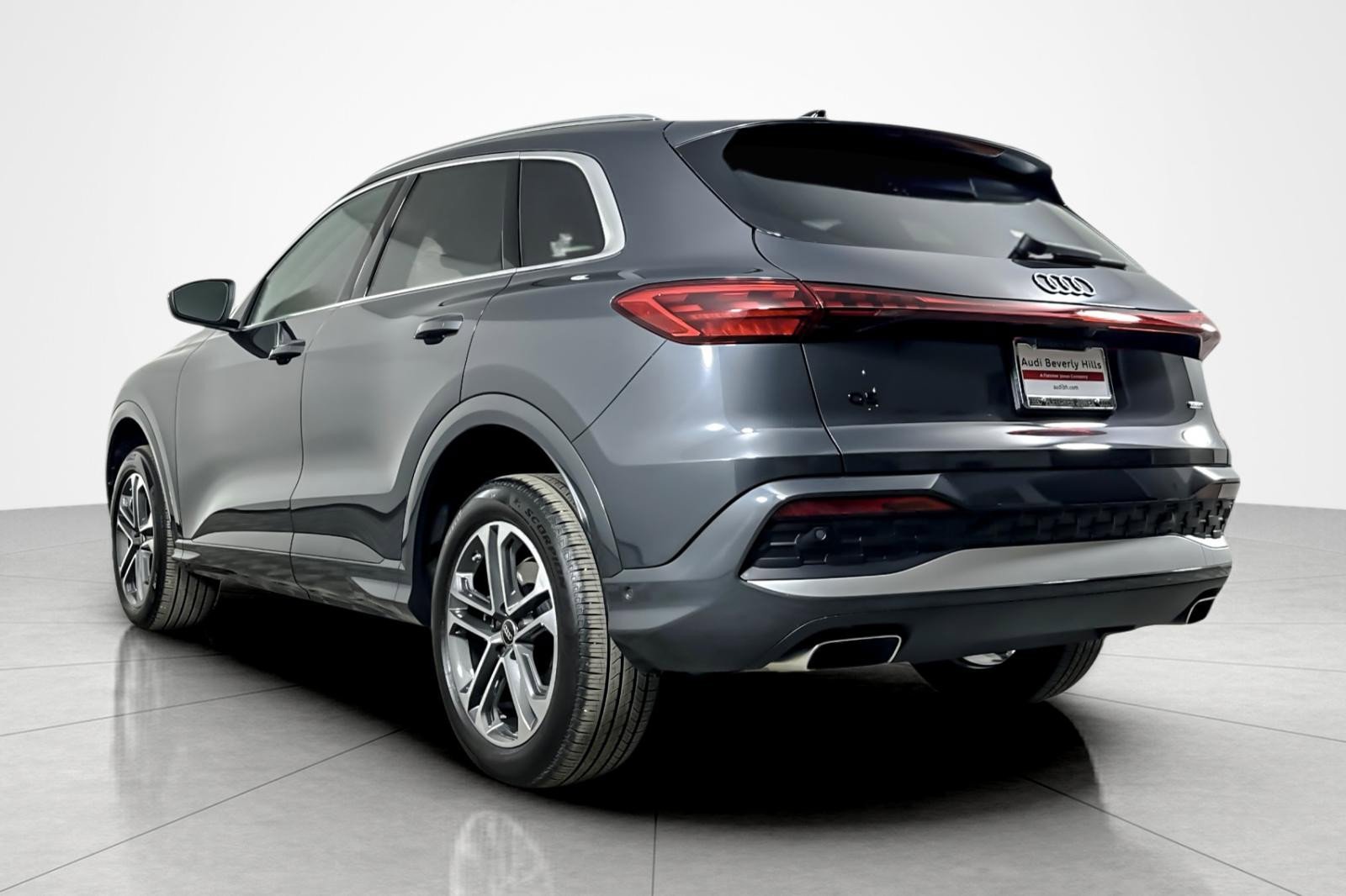 Used 2025 Audi Q5 Premium w/ 19" Wheel Package image 3