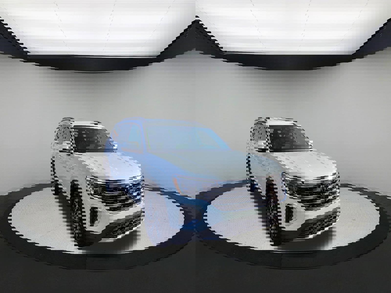 Used 2024 Volkswagen Atlas SE image 2