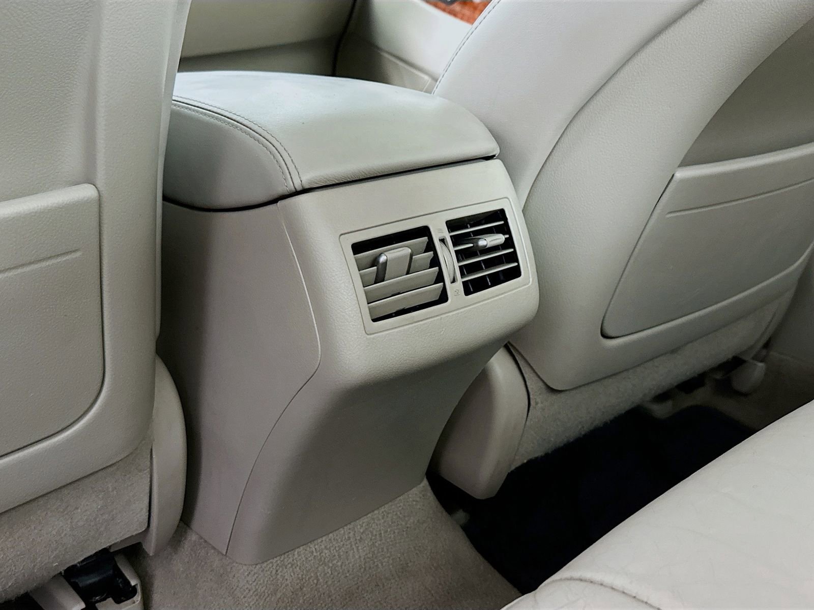 Used 2010 Toyota Camry XLE FWD image 25