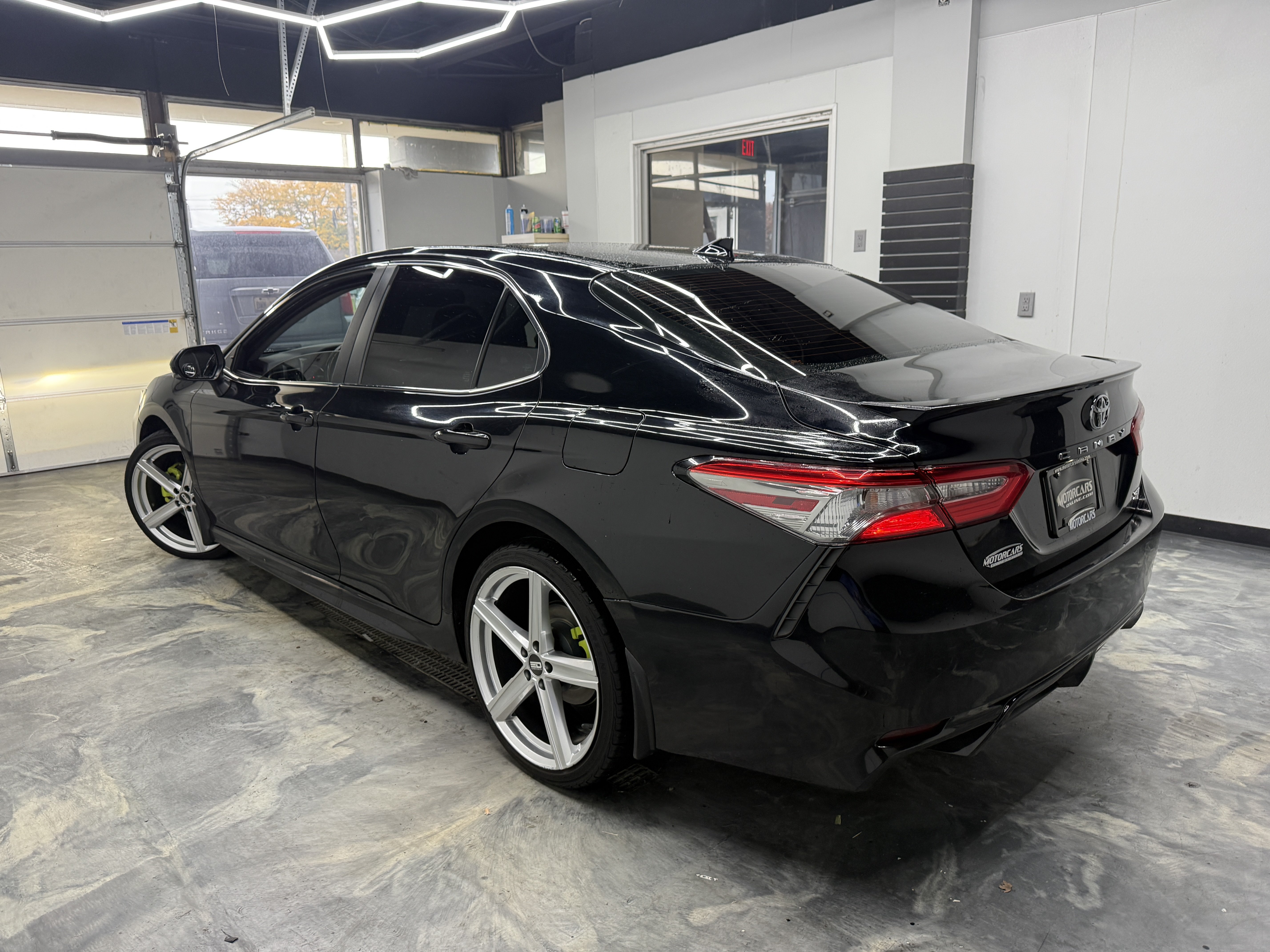 Used 2019 Toyota Camry SE FWD image 3