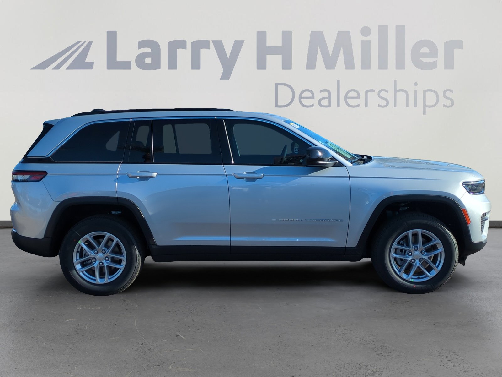 New 2025 Jeep Grand Cherokee Laredo w/ Luxury Tech Group I image 6