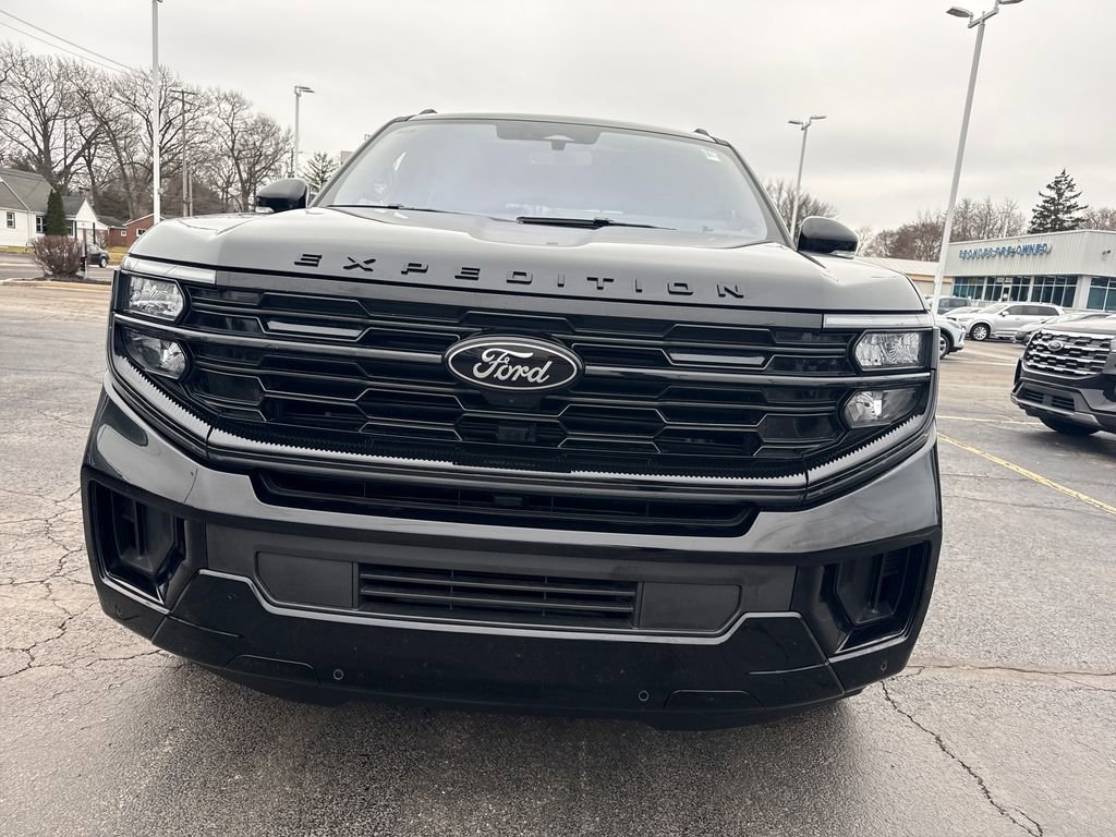Used 2025 Ford Expedition Platinum w/ Stealth Appearance Package image 3