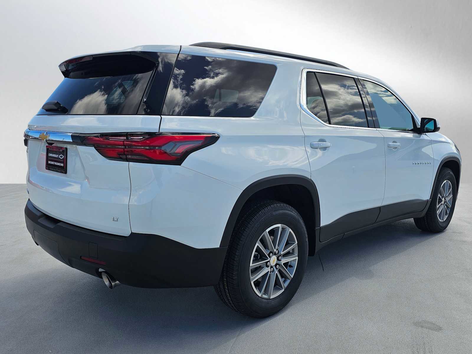 Used 2023 Chevrolet Traverse LT FWD image 3
