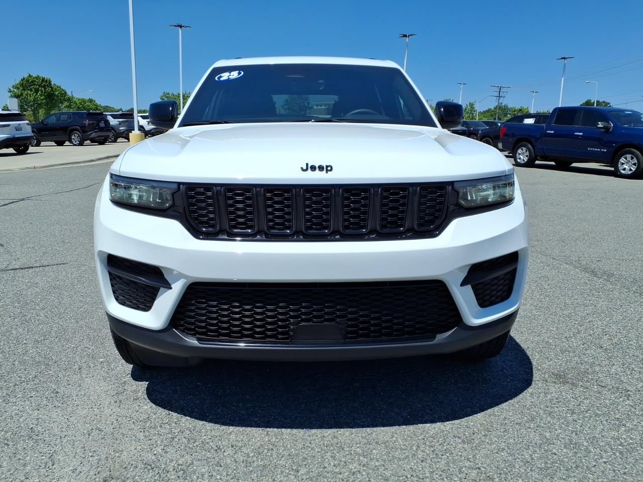 Used 2025 Jeep Grand Cherokee Altitude AWD/4WD image 21