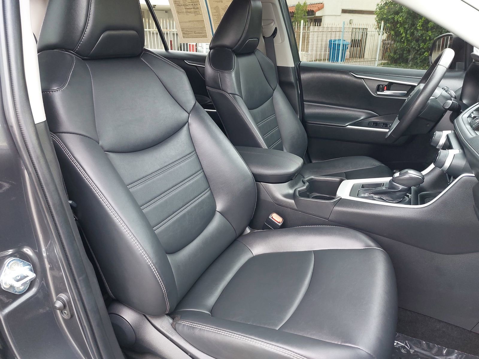 Used 2022 Toyota RAV4 XLE Premium FWD image 10