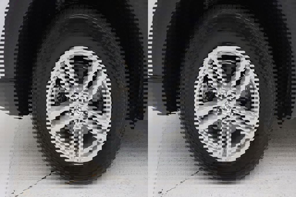 Used 2021 Ford Explorer XLT w/ Equipment Group 202A image 8