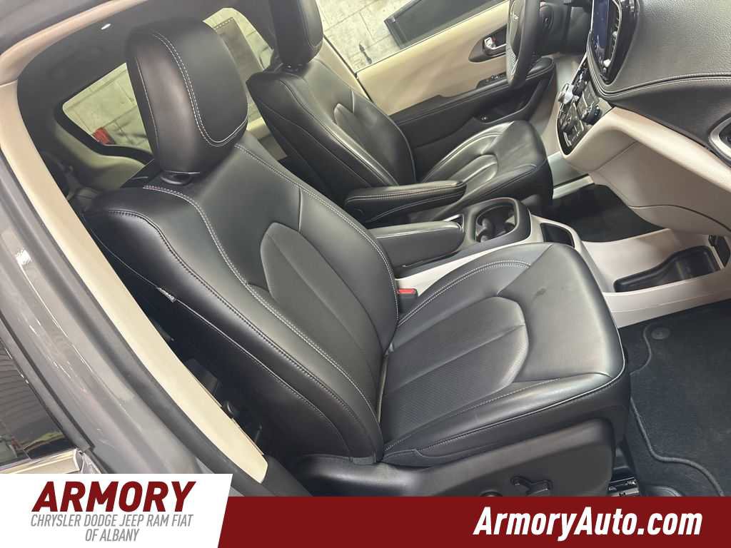 Used 2023 Chrysler Pacifica Touring-L w/ Uconnect Theater Family Group image 39